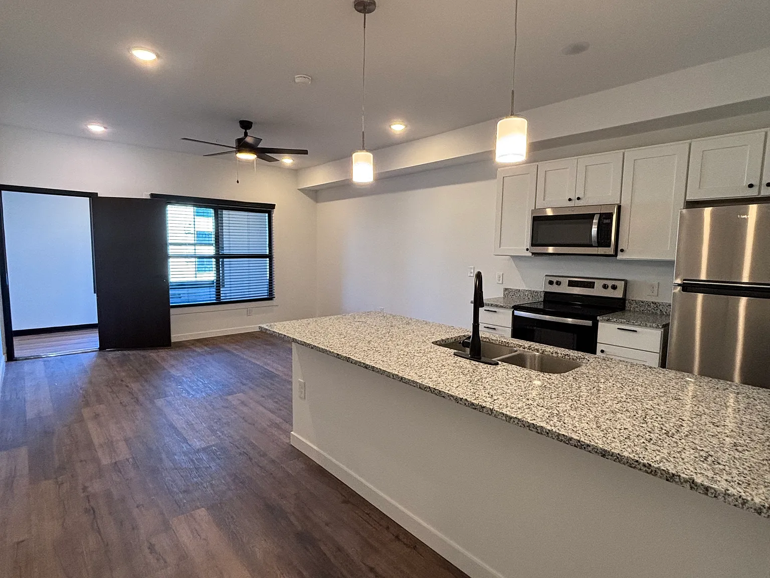 2 bed, 990 sqft, $1,199 — Photo 2