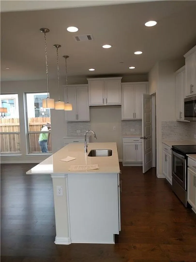 Great open floor plan with high ceilings. — Photo 4