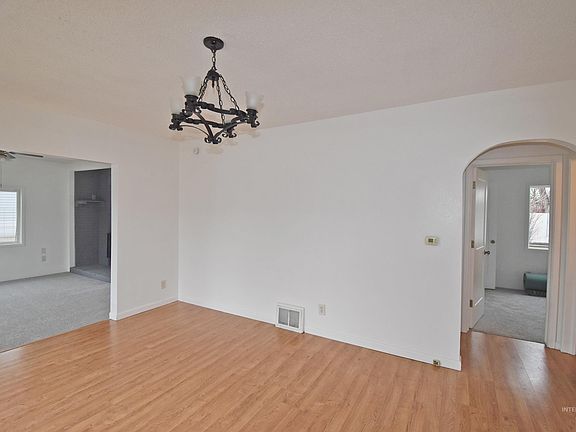 3rd image of 907 Maple St