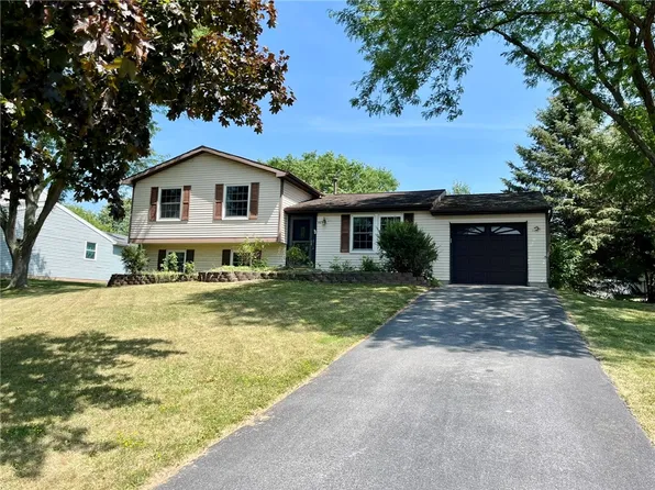 95 Wildherd Dr, Henrietta, NY 14467