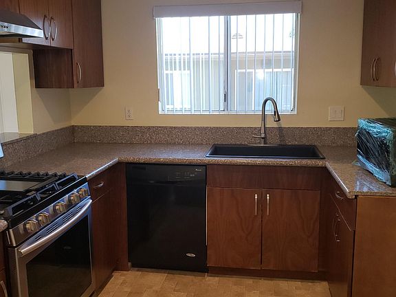 3rd image of 615 W Stocker St #201