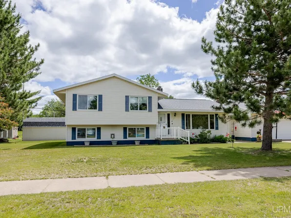 118 Pine St, Republic, MI 49879