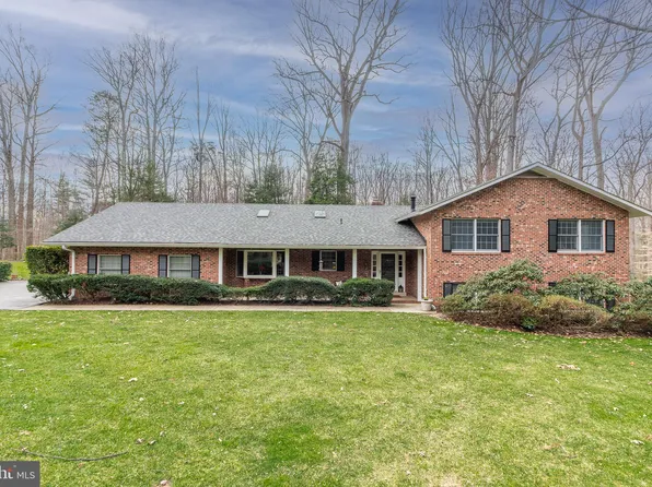 7101 Woodglen Ct, Fairfax Station, VA 22039