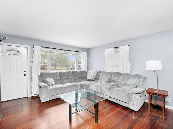 3rd image of 501 Helene St