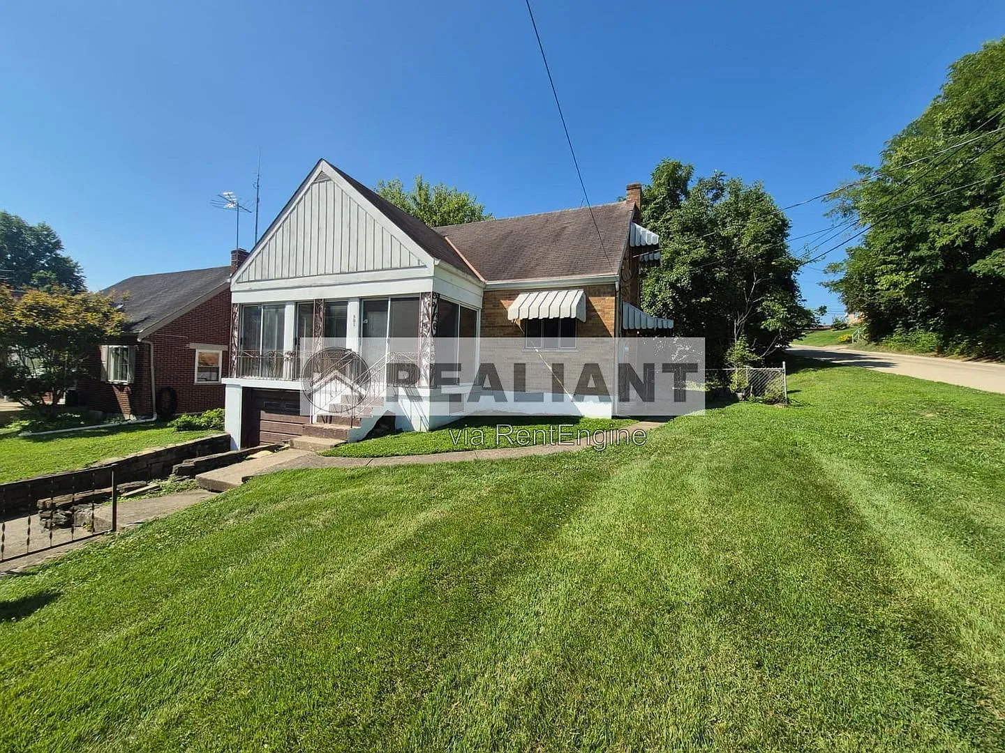 3 bed, 1.0 bath, 1328 sqft, $1,595 — Photo 1