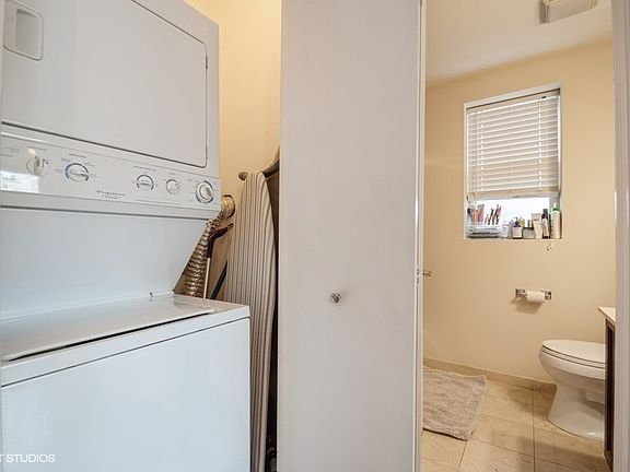 4th image of 1150 W Cornelia Ave #3