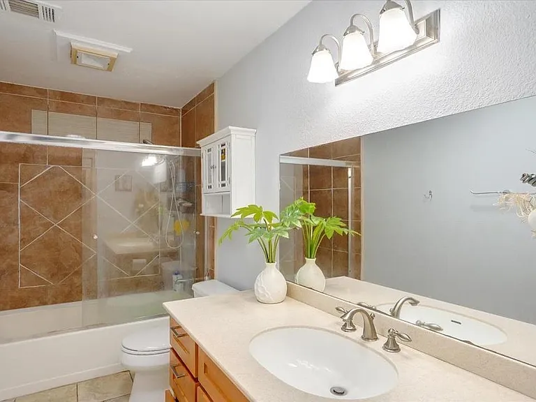 Shared bathroom 1