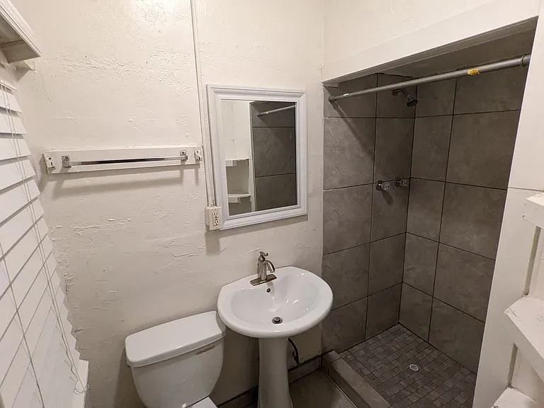 560 S Madison Ave — Photo 9