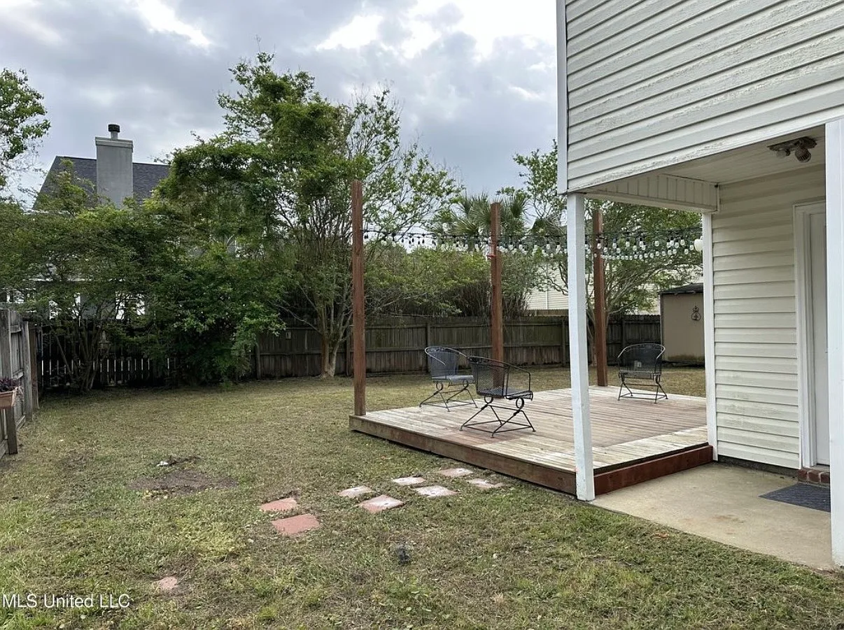 4 bed, 2008 sqft, $2,300 — Photo 4