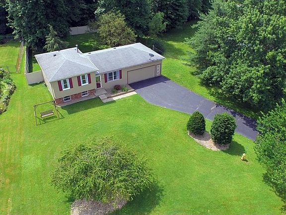 3rd image of 472 Fairlane Dr