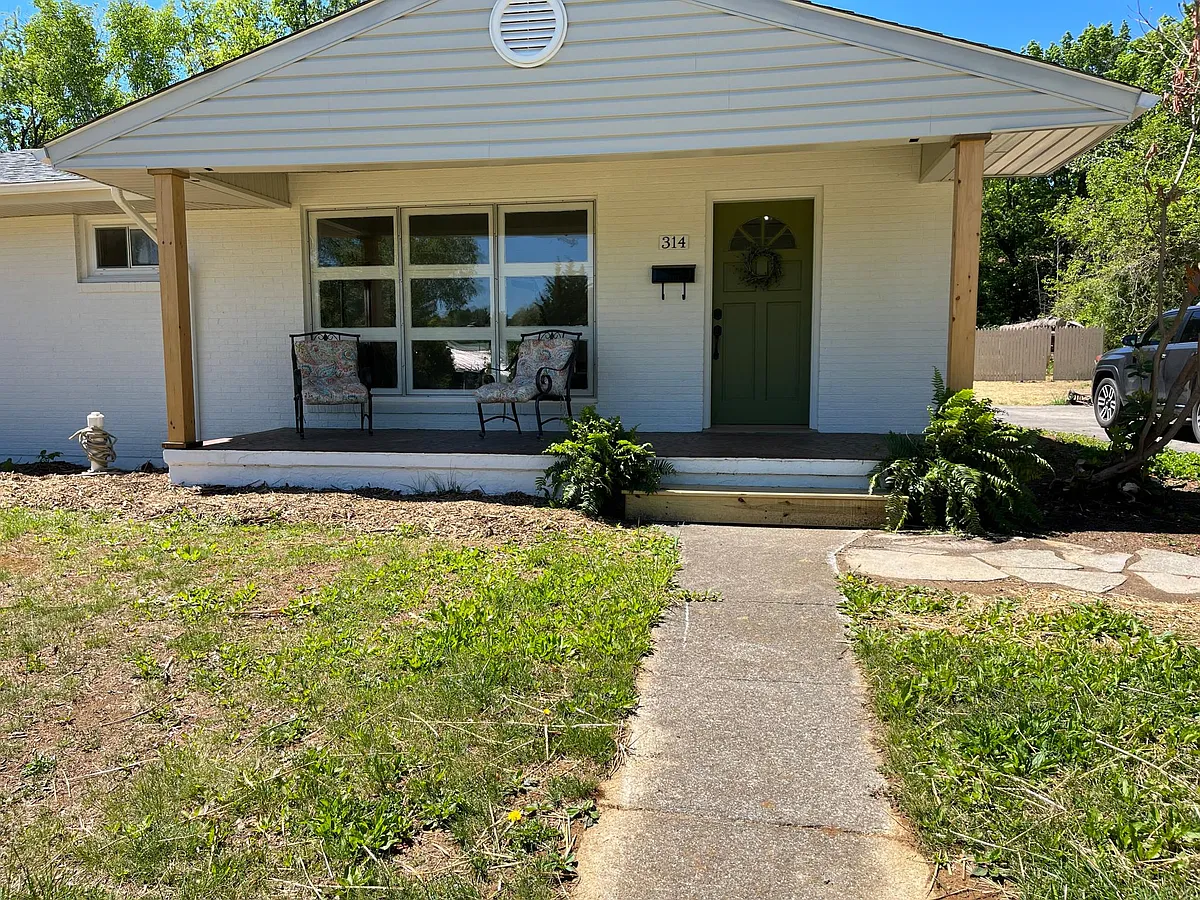 Front of house - 314 Circle Dr SE