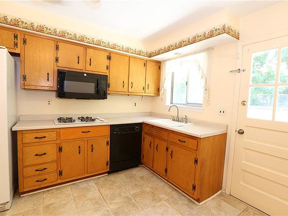 5th image of 18 Parkway Dr