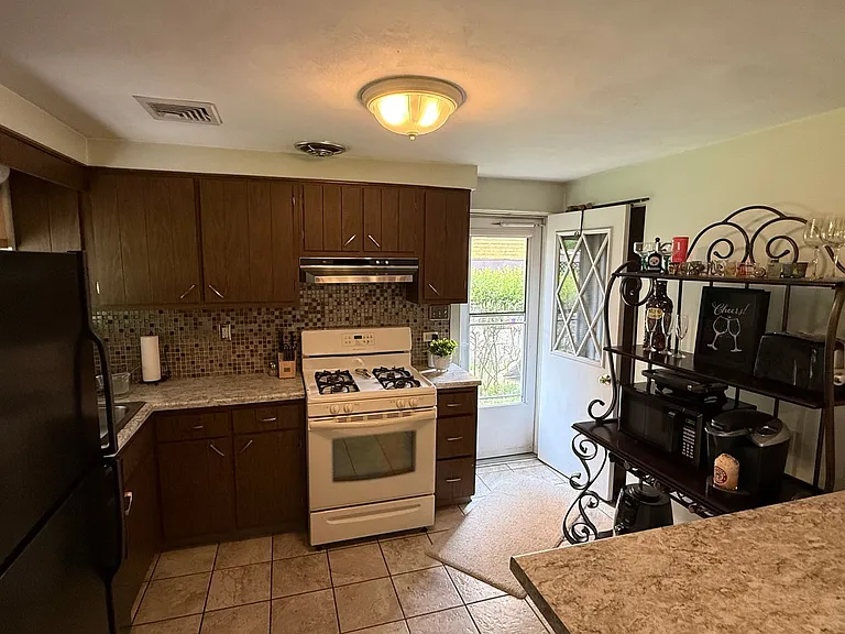 623 Jenne Dr — Photo 7