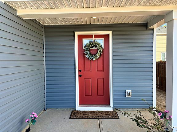 3rd image of 412 Harmony Hill Trl