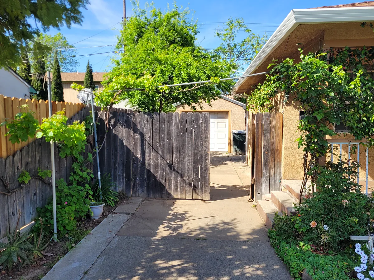Building Photo - 5107 Gordon Dr