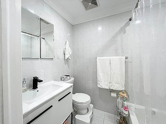 4th image of 248 W 20th St APT 4W
