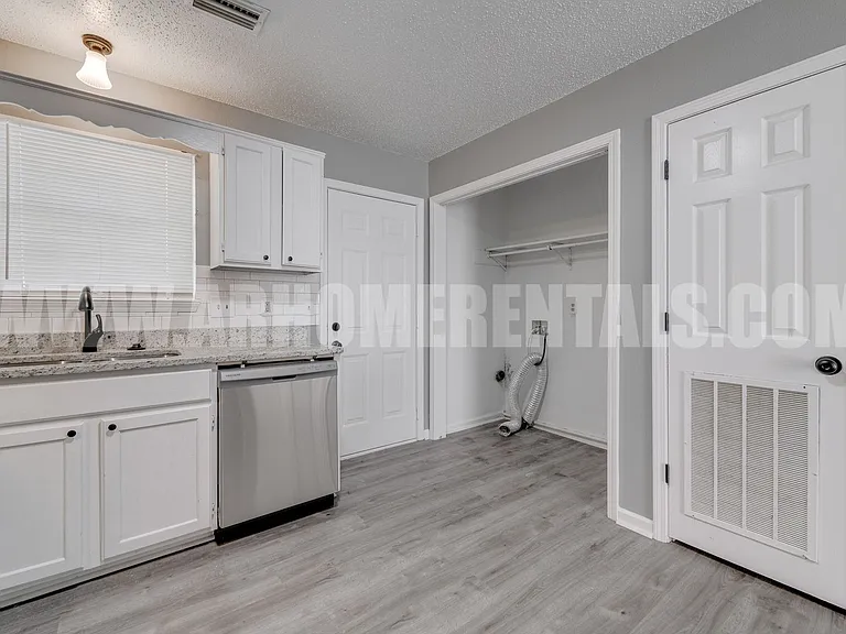 2405 Washington Ave — Photo 3