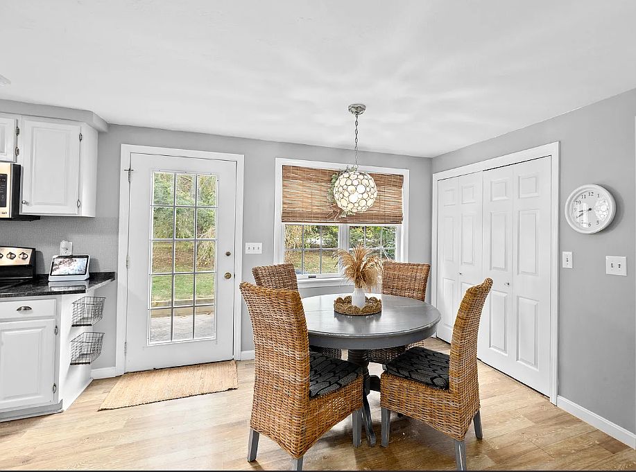 Dining area (furniture being changed).