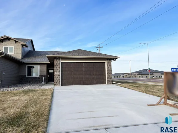 1501 S Meadowland Ave, Sioux Falls, SD 57106