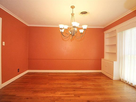 5th image of 2555 Gladys St