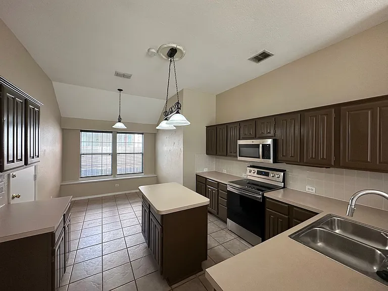 10701 Nashville Dr — Photo 8