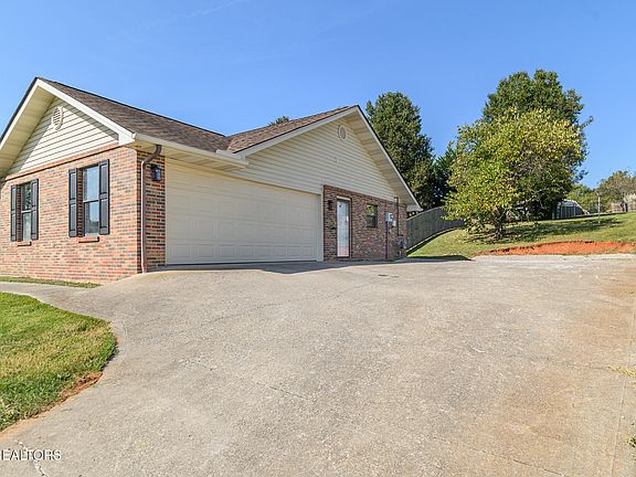 5th image of 2115 Bradley Ln