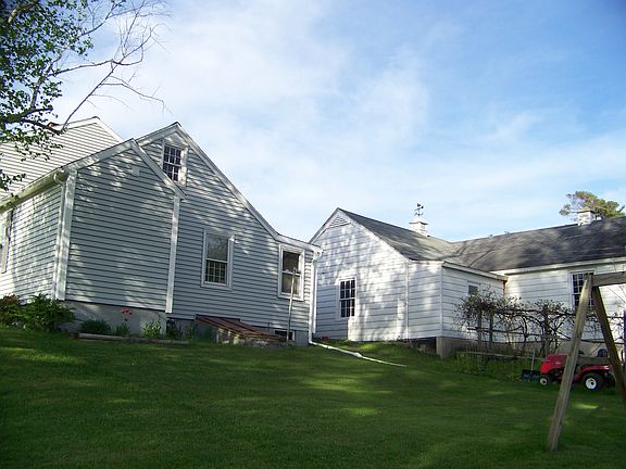 Bk yd, play house, swings 