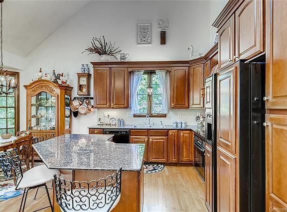 4th image of 124 Tall Oak Dr