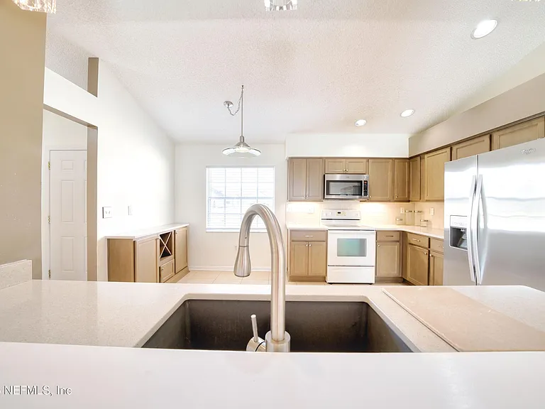 5628 Loma Vista Dr W — Photo 1