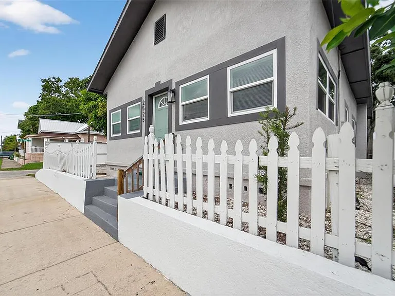 2525 W Beach St — Photo 1