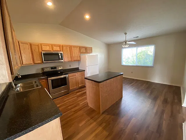 2 bed, 1.5 bath, 1200 sqft, $1,500 — Photo 4