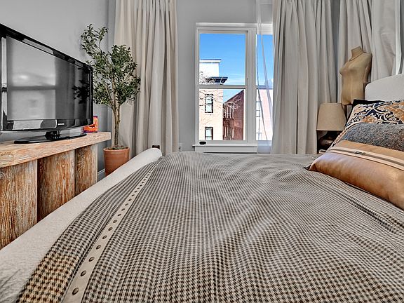 4th image of 205 Maverick St #302
