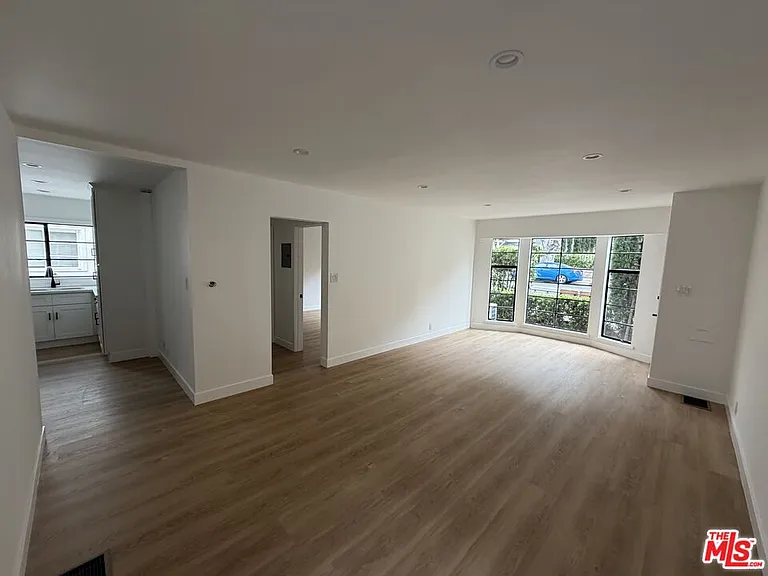 8730 Holloway Dr — Photo 4