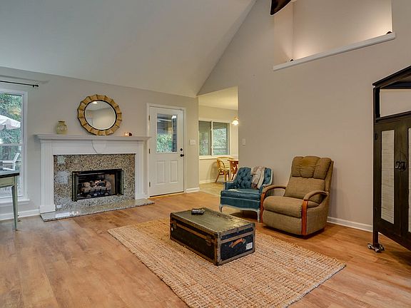 4th image of 3332 Maplewood Dr