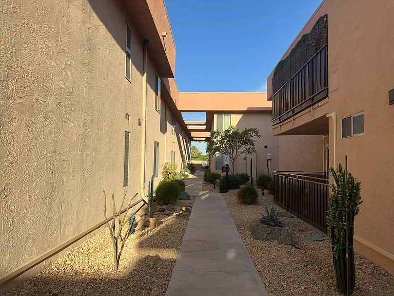 400 N Sunrise Way — Photo 31