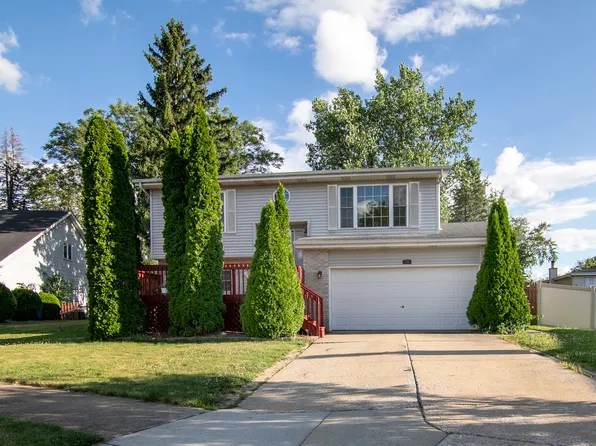 190 Knollwood Dr, Steger, IL 60475