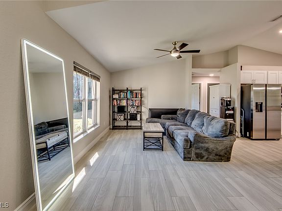 4th image of 1417 Acacia Ave
