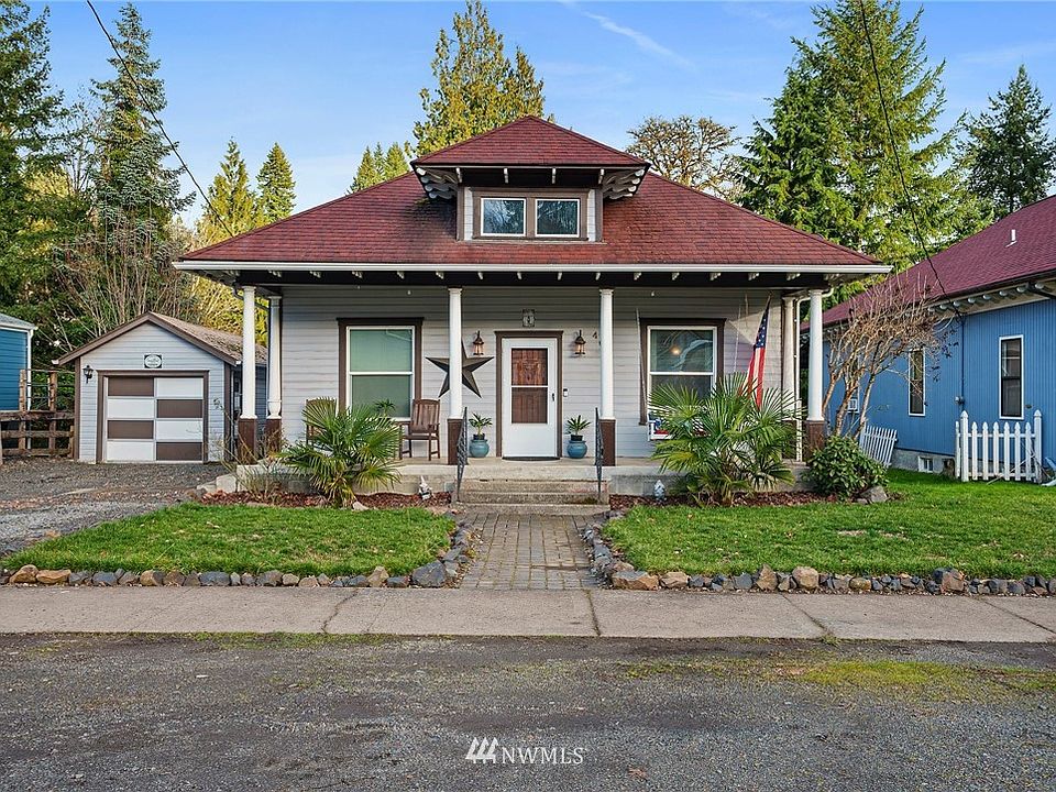 Beautiful house in an amazing neighborhood.  Walking distance to downtown Winlock.  