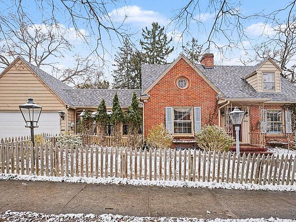 2nd image of 2006 Centeridge Rd