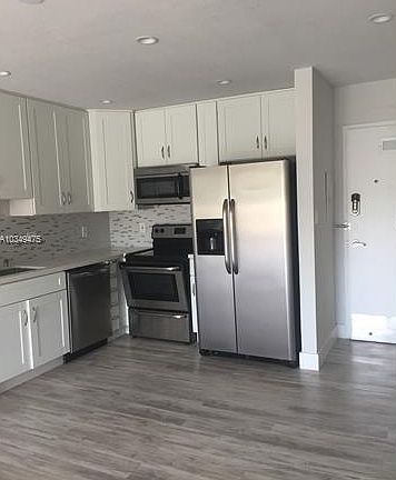 3rd image of 100 Edgewater Dr APT 324