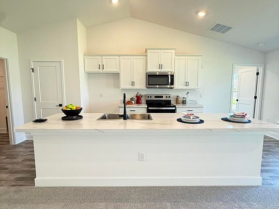 4th image of 962 Seneca Ave