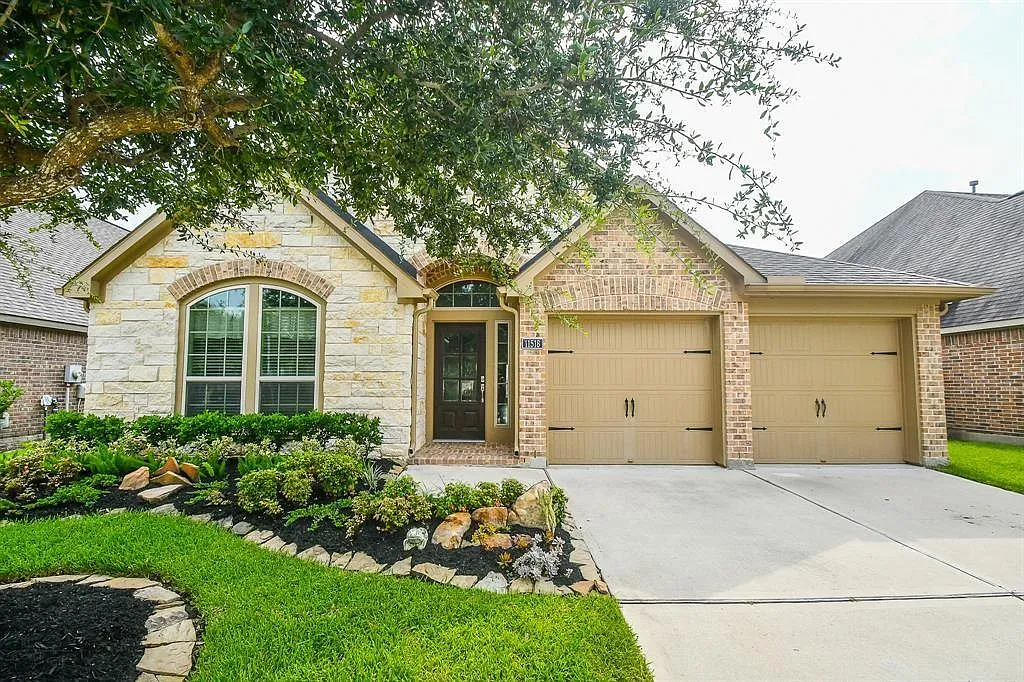 3 bed, 2.0 bath, 2126 sqft, $2,400 — Photo 1