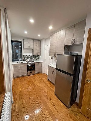 4th image of 263 E 10th St #18S