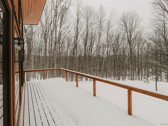 4th image of 140 Country Road