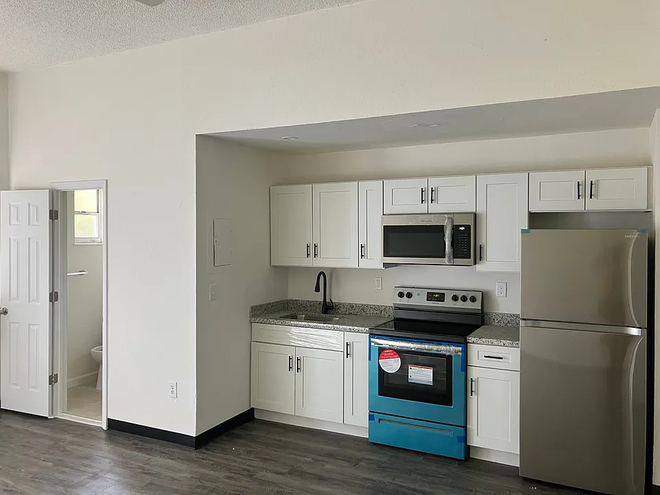 467 NW 8th St