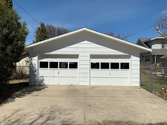 3rd image of 319 Willow St E
