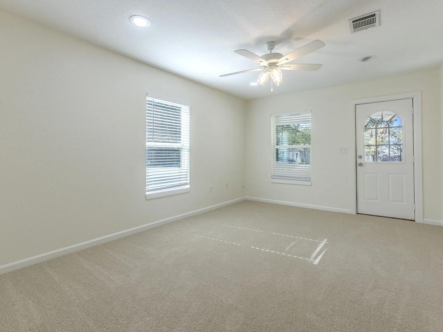 3 bed, 2000 sqft, $2,200 — Photo 2