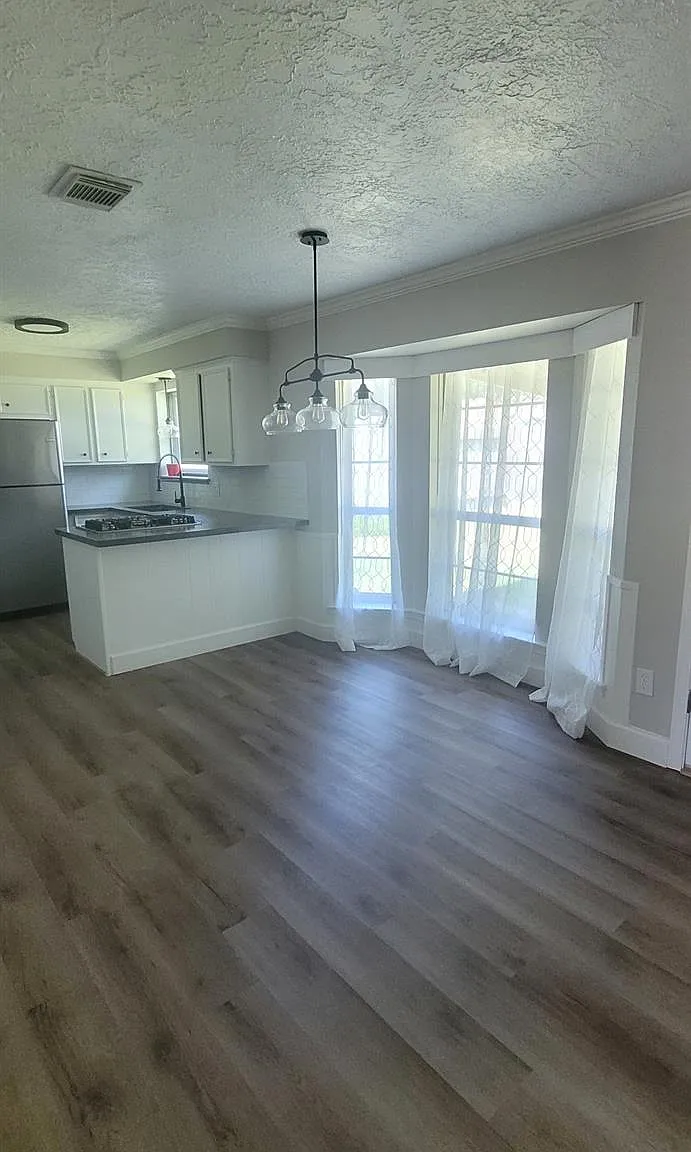 4 bed, 2.0 bath, 1331 sqft, $2,350 — Photo 4