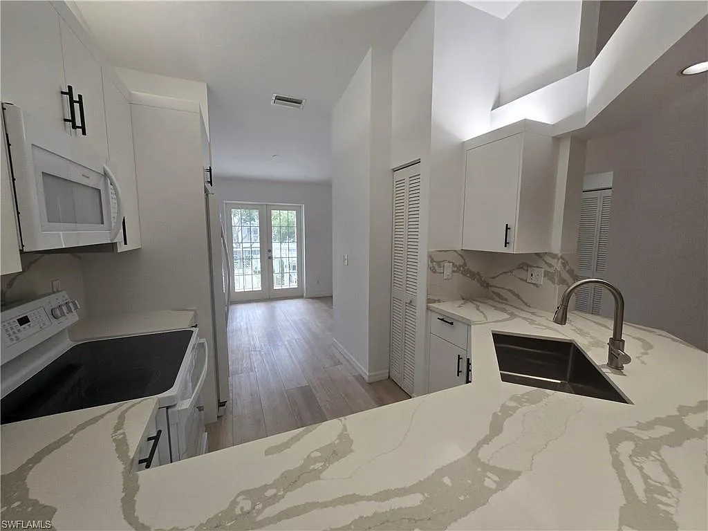 2 bed, 2.0 bath, 1301 sqft, $3,800 — Photo 4