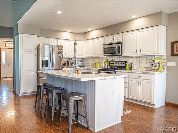 3rd image of 610 Deer Circle Dr